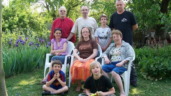 Marie-Noëlle, en el centro, y su madre, a su derecha, con los descendientes de Gaston Briffe en una foto familiar de hace unos años.
