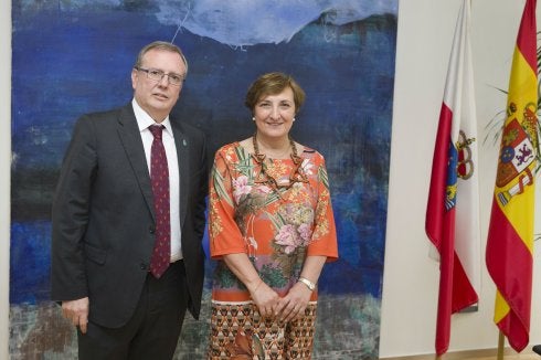 Francisco del Busto y María Luisa Real, ayer en Santander, tras la reunión mantenita entre ambos. 