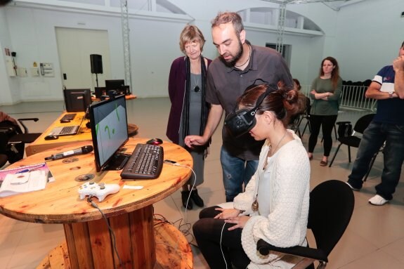José Luis Rubio explica el funcionamiento de las Oculus Rift ante la mirada de Karin Ohlenschläger durante la presentación en Laboral. 