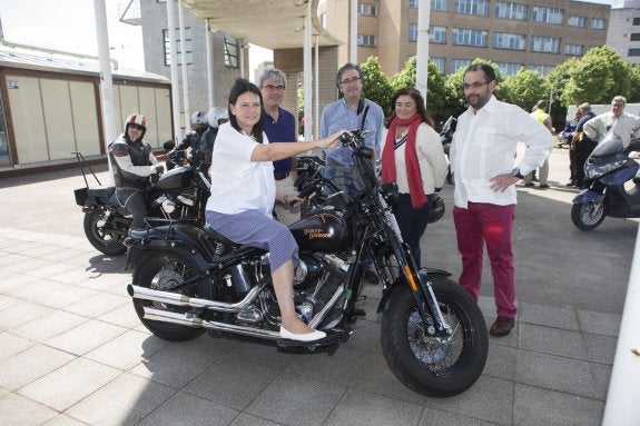 PP-Foro. Susana López Ares, durante su encuentro con moteros en el Arbeyal. 