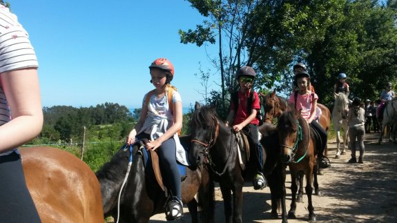 Uno de los grupos de niños participantes en la excursión a caballo. 