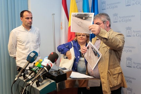 El concejal César González, junto a Daniel Casares y Leonor Turrado, representantes de los vecinos que firman la petición. 
