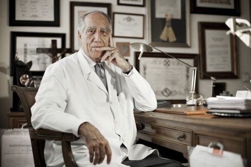 El doctor Enrique Moreno, en su despacho en Madrid. 
