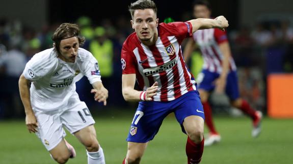 El centrocampista del Atlético de Madrid Saúl Ñíguez  y el croata del Real Madrid Luka Modric durante la final de Liga de Campeones, en Milán.