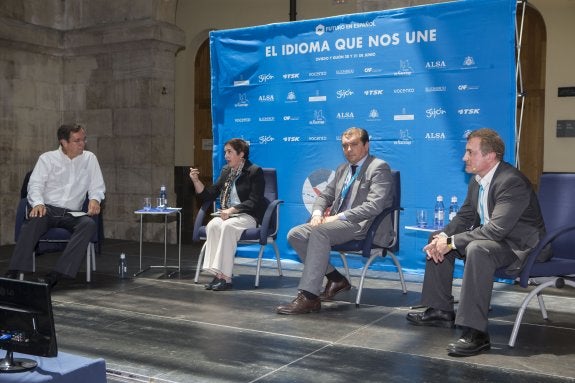 Guillermo Peñalosa, Olga Gil, Tomás Vera y Esteve Almirall, durante la mesa redonda sobre ciudades saludables. 