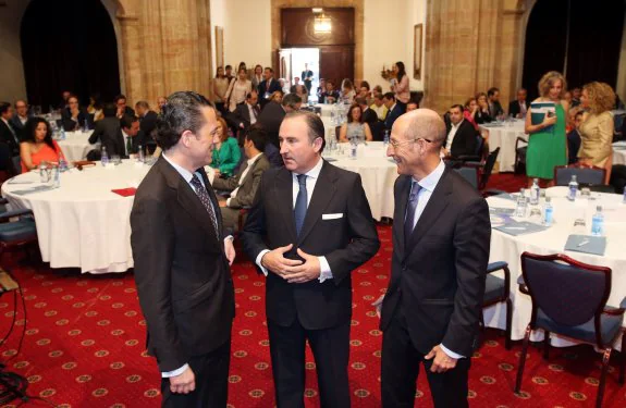 El presidente de APD, Pablo Junceda, conversa con Jesús Alonso (izquierda) y Daniel Carreño (derecha) . 