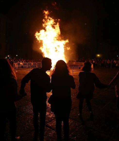 La plaza de la Catedral volvió a acoger la hoguera de San Juan.