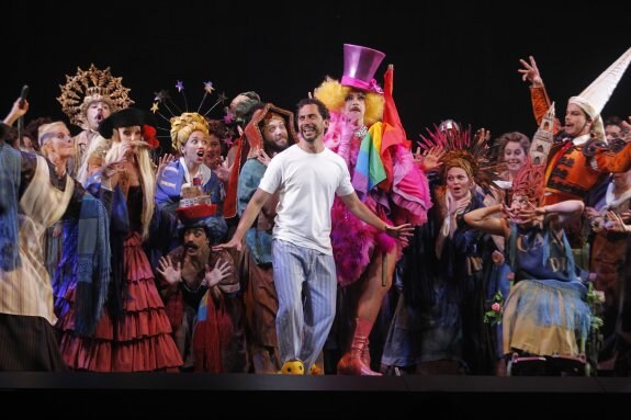 Paco León, en el centro, rodeado del elenco de '¡Cómo está Madriz!', en el Teatro Campoamor de Oviedo. 