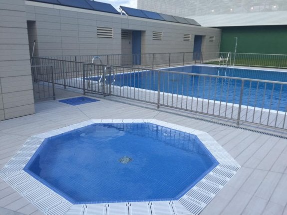 Nueva piscina infantil y vestuarios inaugurados ayer en el Club de Tenis de Gijón.  