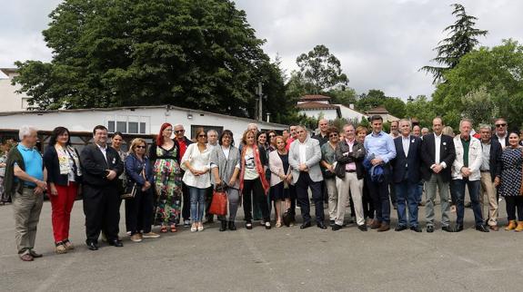 Responsables de la entidad y autoridades asistentes a la fiesta de Proyecto Hombre. 