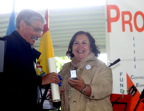 Luis Manuel Flórez hace entrega de la insignia de plata y del diploma de Proyecto Hombre a la periodista de EL COMERCIO Chelo Tuya.