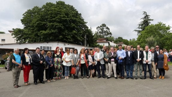 Al acto acudieron numerosos representantes políticos, que no pudieron pronunciar sus tradicionales discursos por ser jornada de reflexión. 