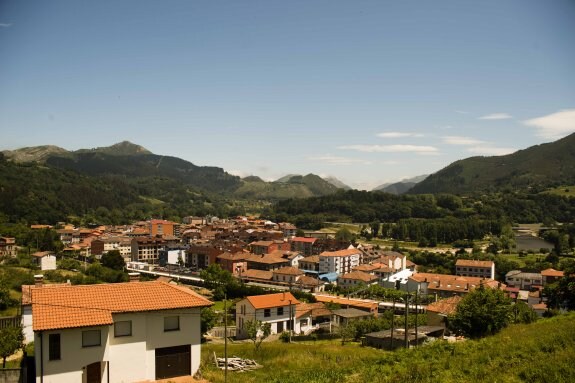 Vista general de Arriondas, la capital del concejo de Parres. 