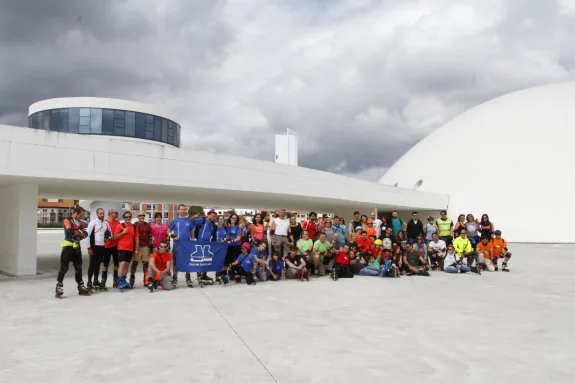 Foto de familia de los participantes antes de la salida en ruta desde el Centro Niemeyer. 