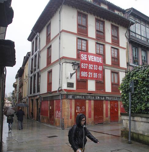 Viandantes paseando por la calle Mon, en el casco antiguo de Oviedo. 