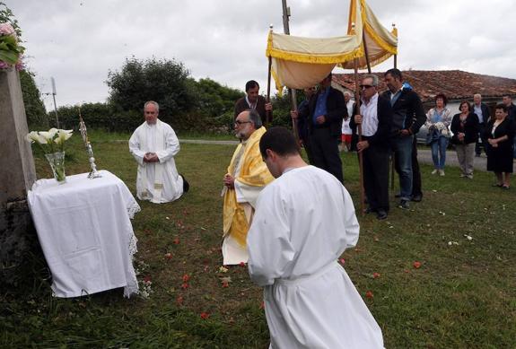 El arzobispo de Oviedo, Jesús Sanz Montes, en el centro durante la sacramental en Celles. 