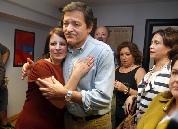 Adriana Lastra, abrazada a Javier Fernández en la sede socialista. 