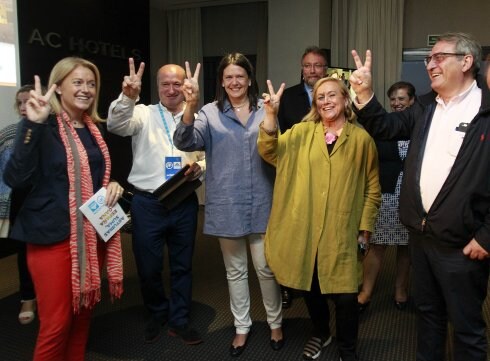 Los miembros de Foro y PP, celebrando la victoria.