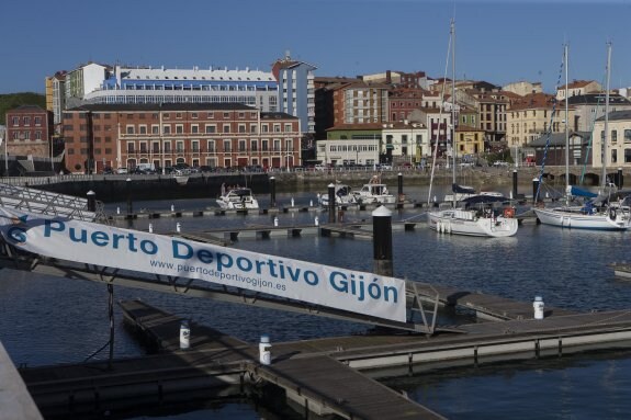 Vista general de la antigua sede de la Autoridad Portuaria de Gijón que la cadena hotelera NH quiere convertir en un establecimiento de cinco estrellas. 
