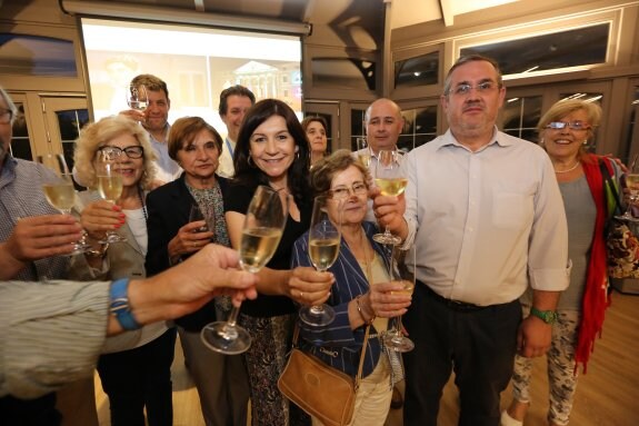 Carmen Maniega, presidenta del PP, brinda con sus compañeros en la noche electoral.