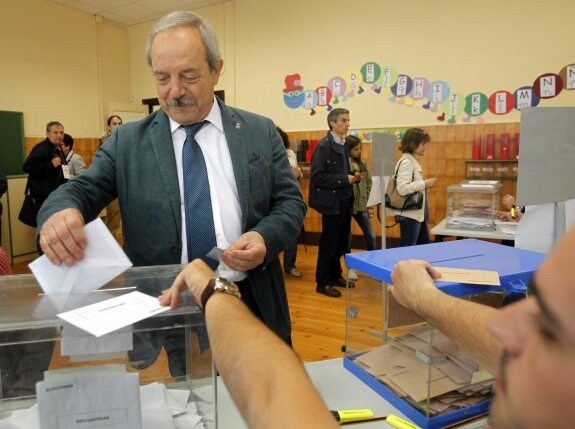 El socialista Wenceslao López, alcalde de Oviedo, ejerciendo su derecho a voto el domingo. 