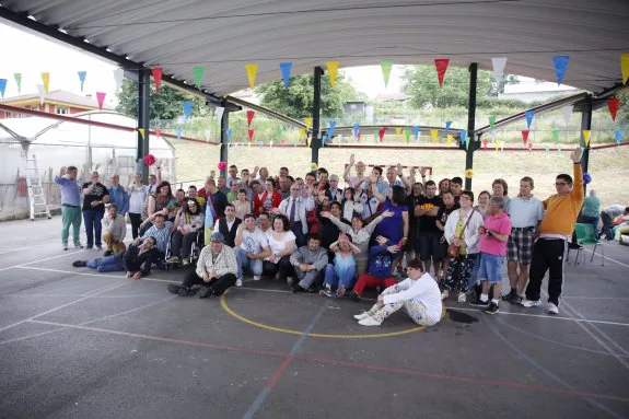 Usuarios del CAI de Pando en la celebración del vigesimoquinto aniversario del centro. 