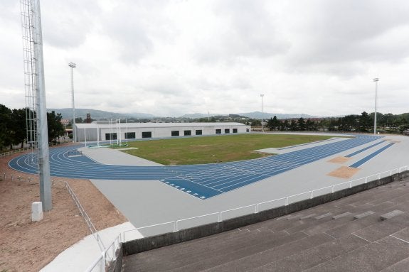 Pista de atletismo municipal de Las Mestas, construida sobre terrenos del Chas. 