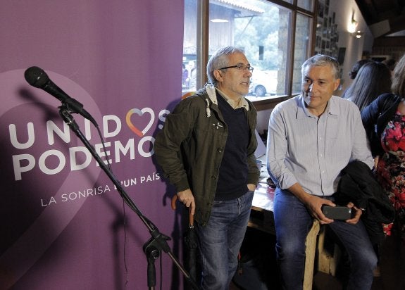 Gaspar Llamazares y Manuel González Orviz, en la noche electoral. 