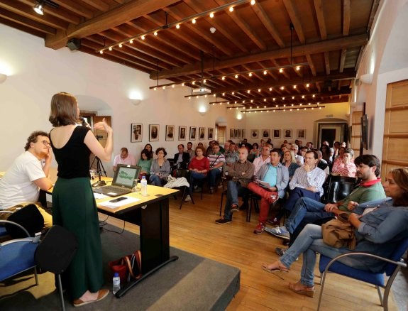 .Imagen de la primera reunión con los vecinos de Llanes para la elaboración del futuro Plan General del concejo. 
