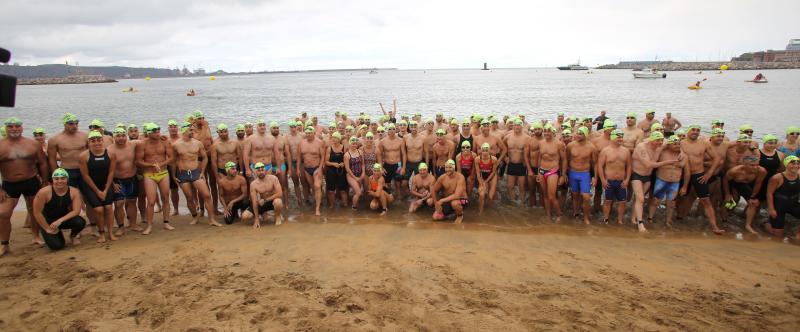 Los participantes antes de echarse al agua para disputar la Travesía de San Pedro.