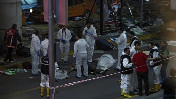 Los servicios de emermgencias atienden a los heridos en el aeropuerto de Turquía. 