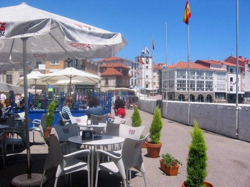 Una de las terrazas instaladas en suelo público de Luanco. 