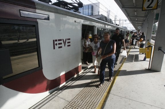 Pasajeros de un ferrocarril de la extinta Feve (hoy Renfe Ancho Métrico), apeándose en Sanz Crespo. 