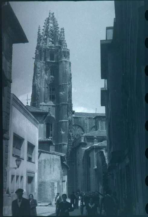 La torre de la Catedral, dañada por las explosiones.
