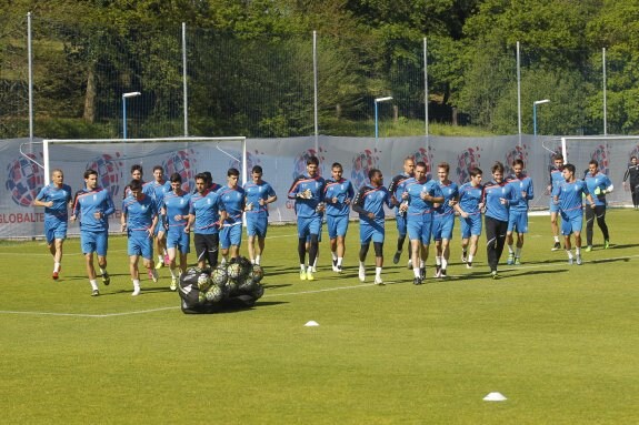 La plantilla del Real Oviedo, durante el calentamiento en El Requexón, en uno de sus últimos entrenamientos de la pasada campaña.