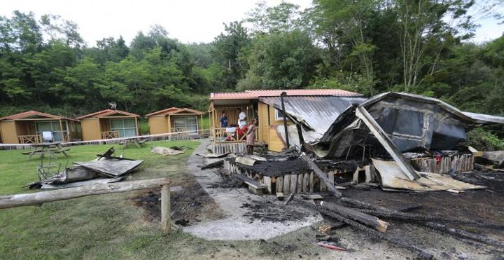 Bungaló calcinado en el camping de Deva. 