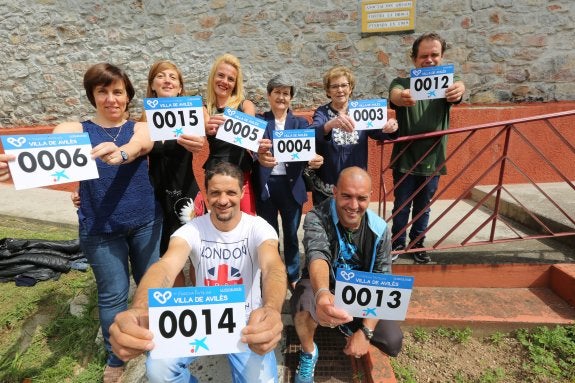 Las mujeres son, de izquierda a derecha, Pilar Soberón, Ana Menéndez, Miryam García, Guillermina González y Mercedes Ureña, presidenta de Amigos contra la Droga. Los tres hombres reciben tratamiento en el centro de Piqueros. 