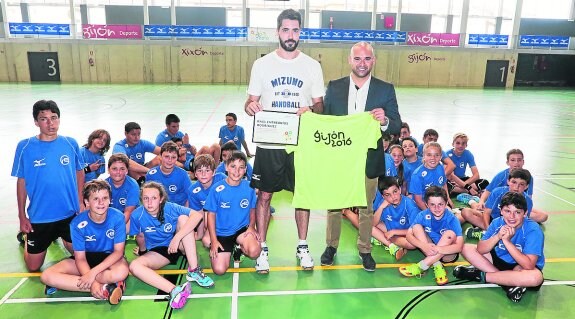 Raúl Entrerríos, junto a los niños de su campus y Jesús Martínez, concejal de Deportes de Gijón. 