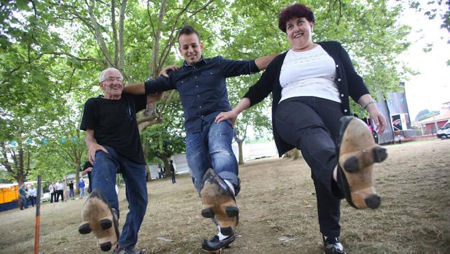 El vencedor de la carrera, Jorge Suárez, entre dos participantes.