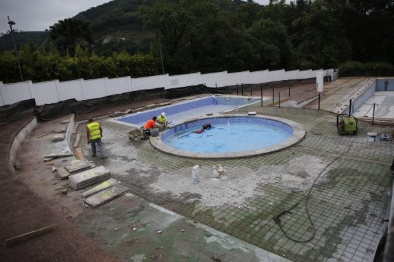 Estado, ayer, de las obras de las piscinas de Riaño. 