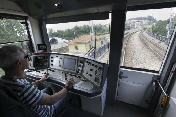 Un conductor dirige el ferrocarril de pasajeros entre Candás y Avilés. 