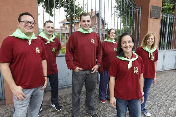 De izquierda a derecha, Emilio Martínez, Róber Álvarez, David García, Tania Serna, Desireé Días y Sonia Souto. Faltan los otros dos componentes de la comisión, Borja Fernández e Inés García. 