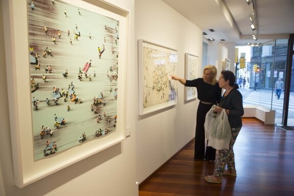 La galerista muestra la exposición a una espectadora. :: DANIEL MORA
