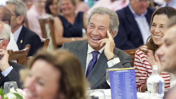 El actor asturiano Arturo Fernández, en el acto de entrega de la Amuravela celebrado en Cudillero.