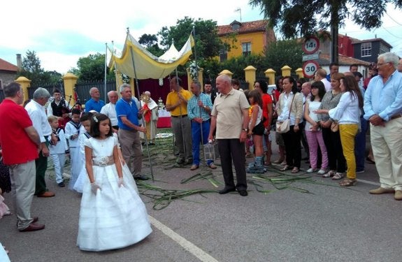 Celebración de los festejos en Perlora. :: E. C.