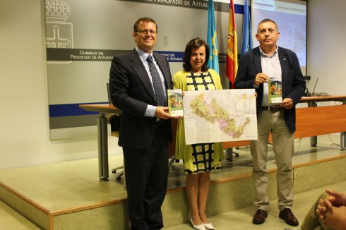 Javier Nievas, María Jesús Álvarez y Manuel Calvo muestran el nuevo mapa de Las Ubiñas. 