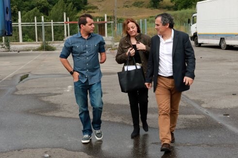 David Moreno, Otilia Requejo y Vicente Domínguez, durante la visita a las ruinas. 