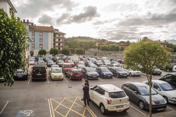 Cangas de Onís implantará la zona azul en el aparcamiento de El Censo a partir del próximo año. 