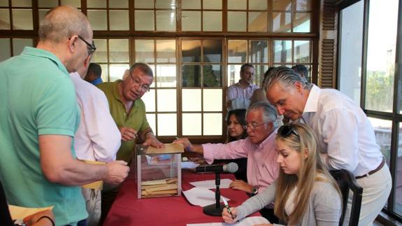 Un grupo de socios, durante la votación celebrada esta tarde.