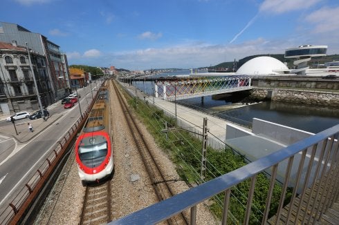 Trazado ferroviario en la calle de El Muelle. 